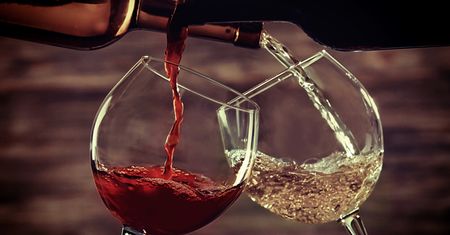 Trik, który zmienia tanie wino w drogie