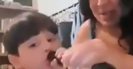 Dziecko pali i pije, a mama się cieszy. Film wywołał szok