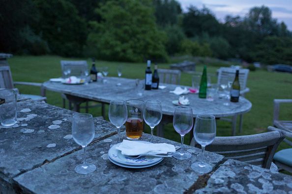 Nastolatek pije alkohol. Problem mają rodzice