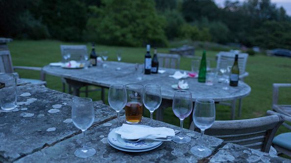Nastolatkowie piją alkohol