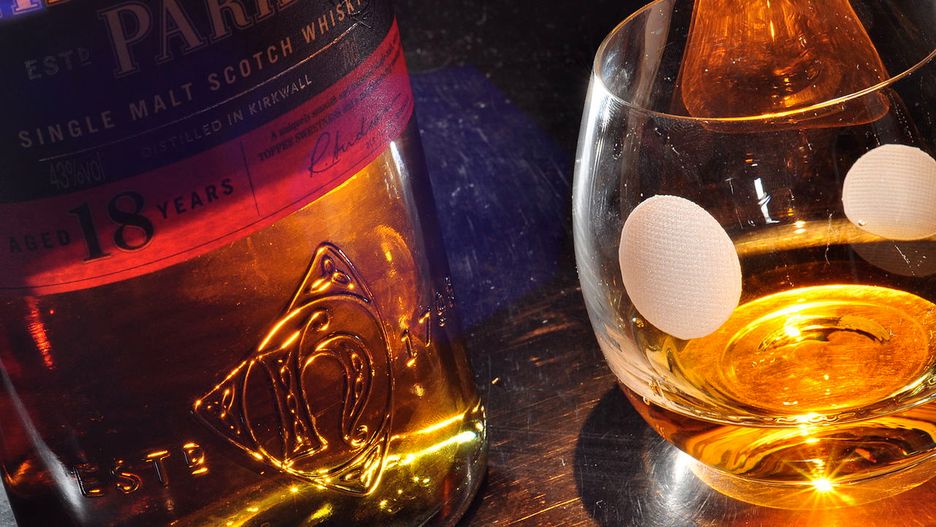 Pewna japońska destylarnia została otwarta w 2017 r., ale i tak sprzedaje już "18-letnią whisky"