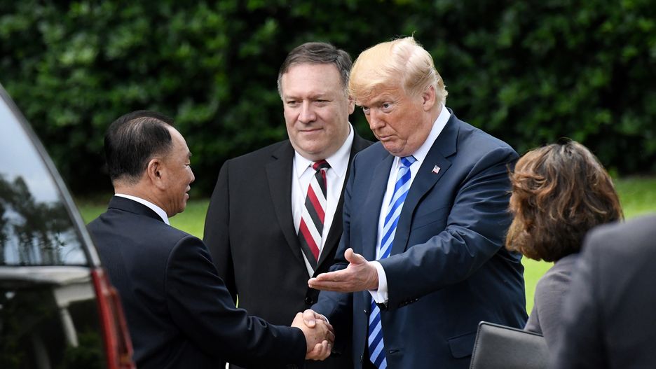 Donald Trump wita się z północnokoreańskim politykiem Kim Jong Czolem, który przywiózł mu list od Kim Dzong Una