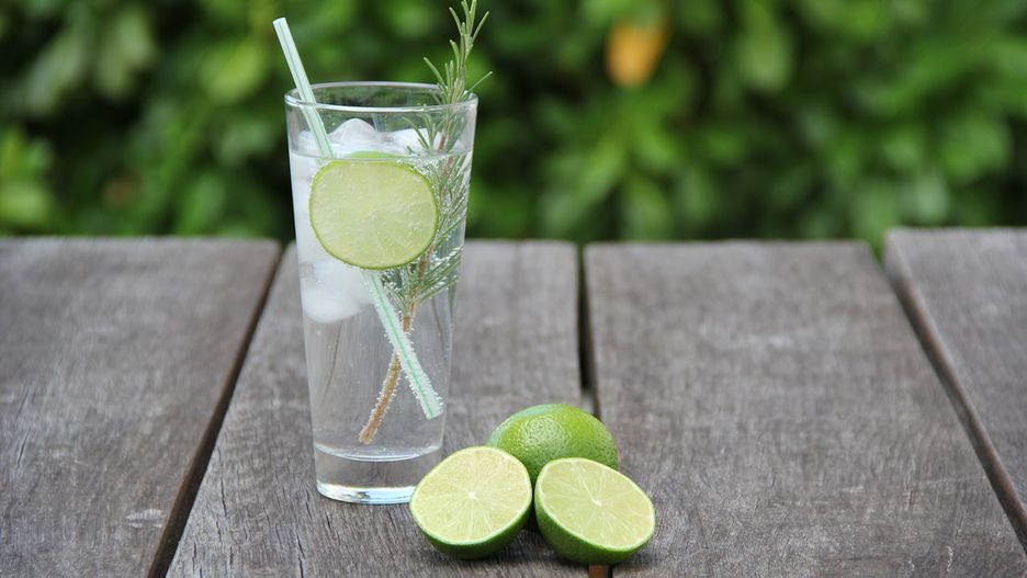 Gin z tonikiem i limonką to ratunek na upalne dni