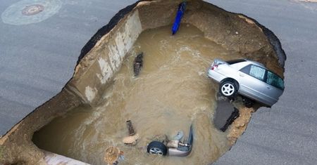 Dramat na drodze. Wielka dziura wciągnęła samochody
