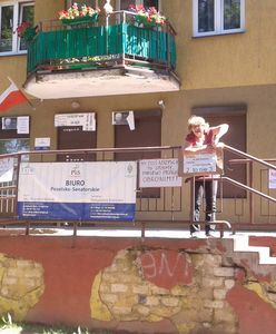 Dziewuchy kontra policja. Sąd o plakatach na biurze PiS