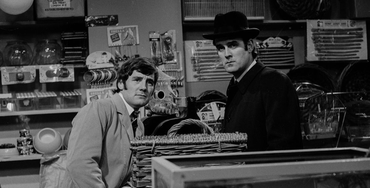 Michael Palin i John Cleese w skeczu o martwej papudze, jednym z najsłynniejszych stworzonych przez "Latający Cyrk". 