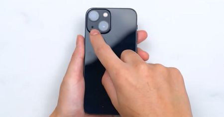 Mały otwór przy aparacie w iPhonie. Dziwny czarny punkt ma pewną funkcję