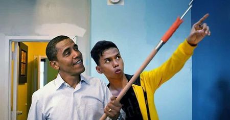 Gra w piłkę z Ronaldo, a Obama wykonuje jego polecenia. Jego zdjęcia podbijają sieć