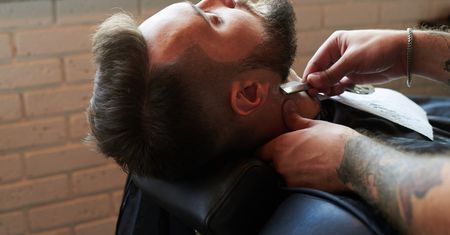 "Kobietom wstęp wzbroniony". Dlaczego nie mamy prawa wstępu do niektórych barber shopów?