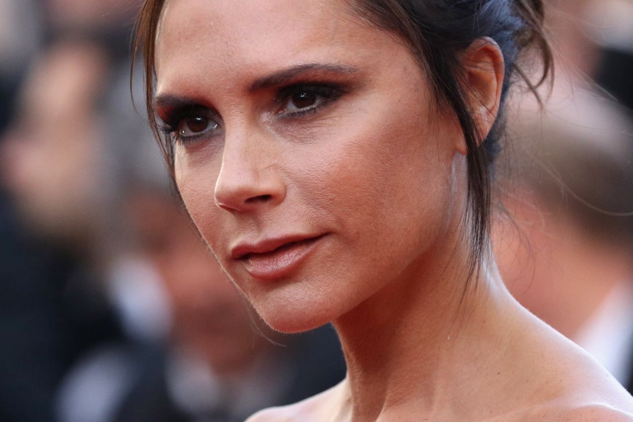 Ciało nastolatki, stawy gimnastyczki. Victoria Beckham doprowadziła tę jedną pozę do perfekcji