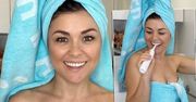 Kasia Cichopek otulona ręcznikiem kąpielowym szaleje w łazience przed lusterkiem. Fani wniebowzięci