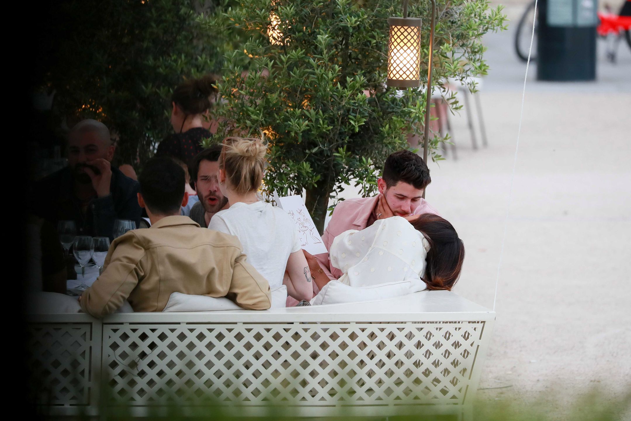 Nick Jonas i Priyanka Chopra przyłapani przez paparazzi
