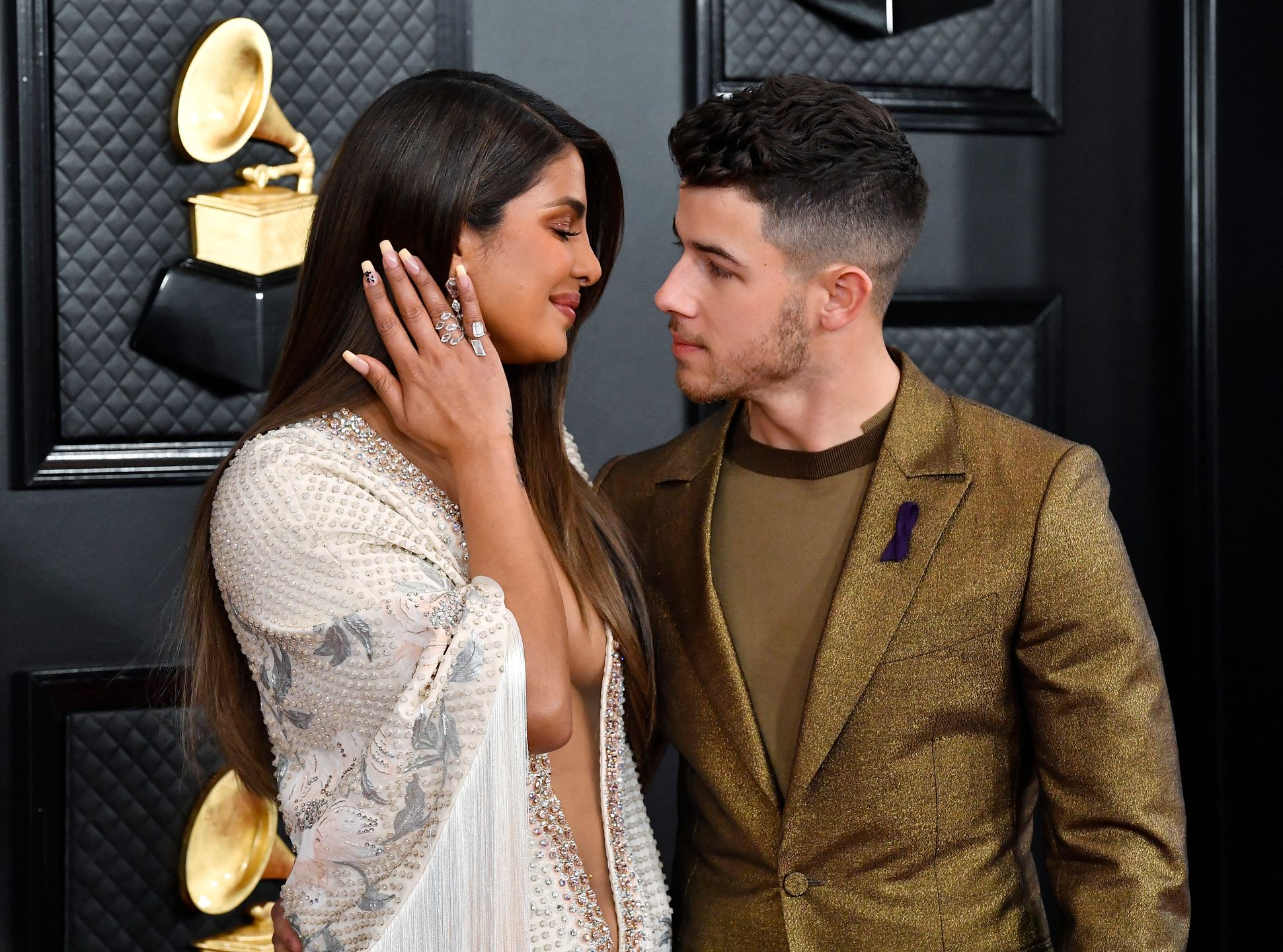 Priyanka Chopra była królową czerwonego dywanu. Dekolt sięgał za pępek