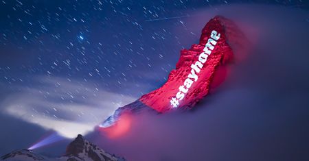 Szwajcaria. Komunikat #zostanwdomu wyświetlony na zboczach góry Matterhorn