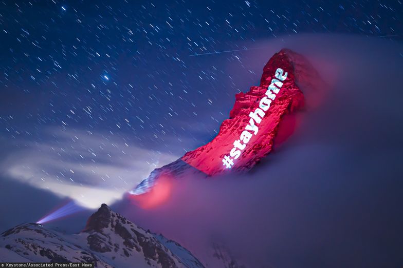 Szwajcaria. Komunikat #zostanwdomu wyświetlony na zboczach góry Matterhorn