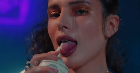 Bella Thorne kompletnie naga. Ubrała się tylko w bitą śmietanę