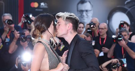 Bella Thorne w Wenecji. Pocałunki na czerwonym dywanie