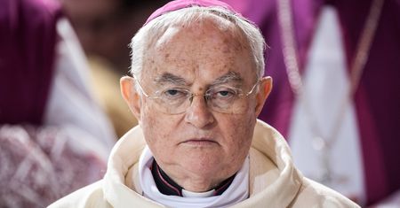 "Niszczenie życia ludzkiego, zanim się urodzi, jest obrazą Maryi". Abp Hoser znów uderza w kobiety