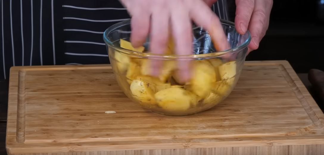 Przygotowanie ziemniaków - Pyszności; Foto: kadr z materiału na kanale YouTube Tomasz Strzelczyk ODDASZFARTUCHA
