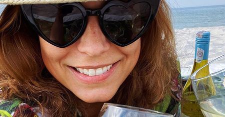 Anna Mucha raczy się winkiem na polskiej plaży z partnerem. W kieliszku widać więcej niż chciała pokazać