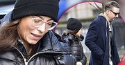 Anna Mucha nawet na rodzinnym spacerze błyszczy jak gwiazda. Szczególnie w tych złotych kozaczkach!