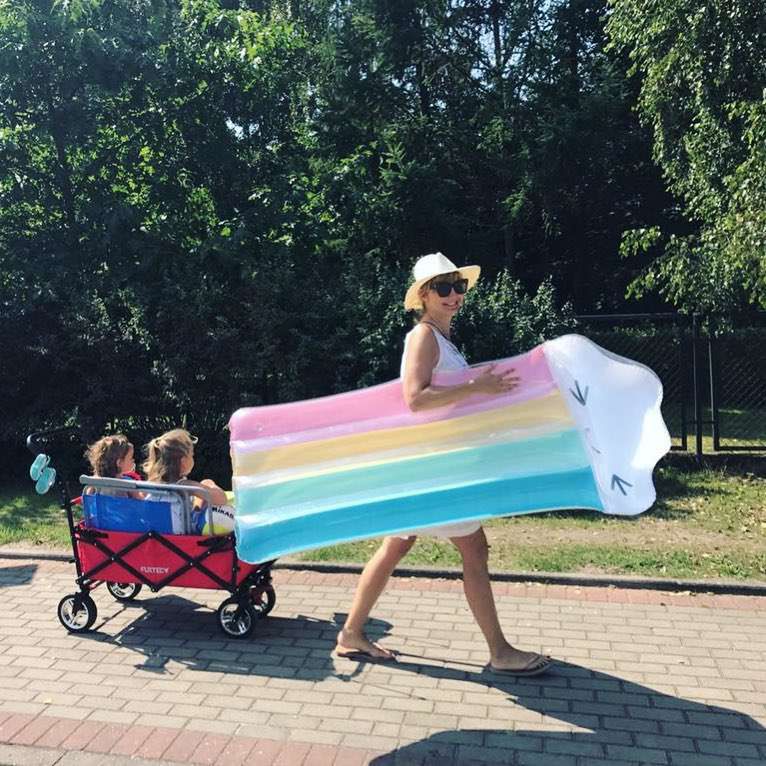Małgorzata Socha z córkami na plaży