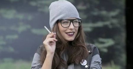 Anna Mucha z papierosem!