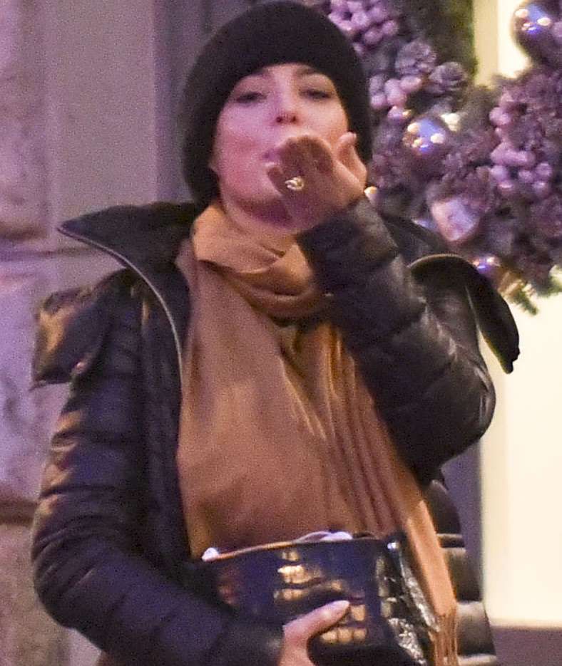 Anna Mucha wysyła buziaka paparazzi