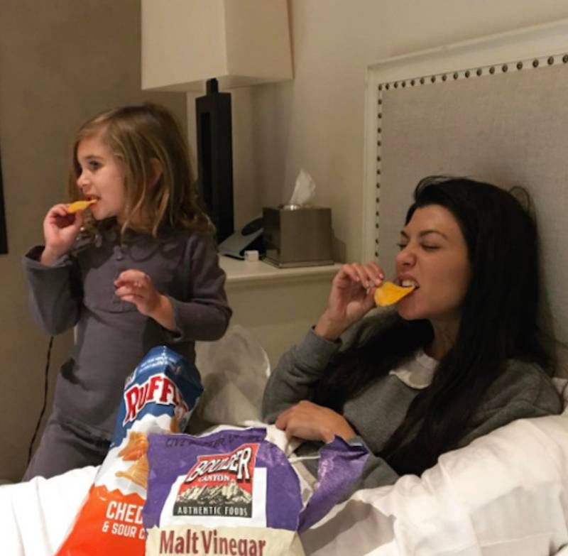 Kourtney Kardashian je w łóżku. Fot. Snapchat