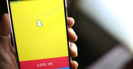 Śledził ją przez Snapchata. Policjant miał zgwałcić 14-latkę