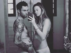 Adam Levine pozuje z ciężarną żoną