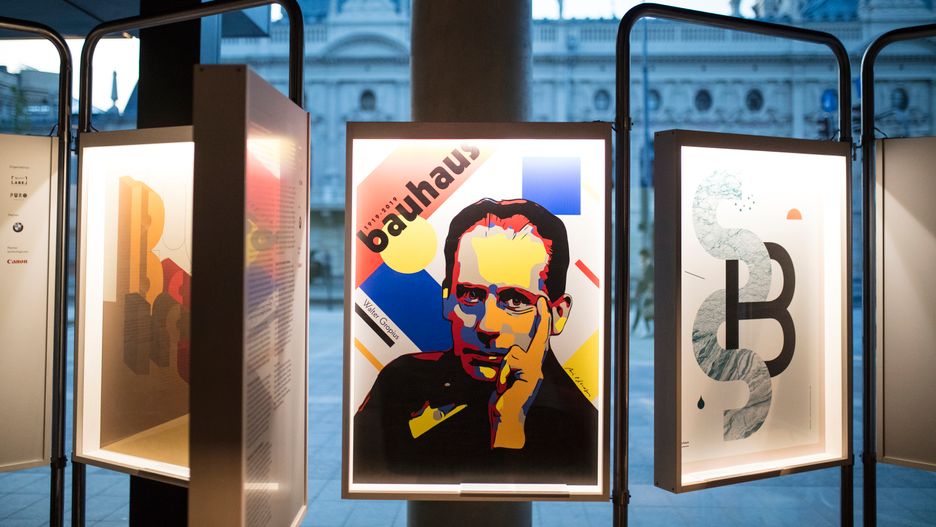 Dorobek Bauhausu w postaci plakatów nawiązujących do słynnej szkoły