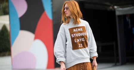 Modne bluzy dla niej. Noś, nawet jeśli szkolne lata masz za sobą