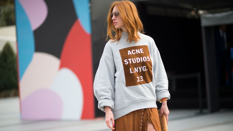 Modna bluza przyda się do zestawu ze spódnicą i sneakersami