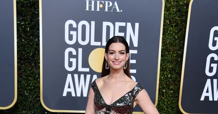 Anne Hathaway przesadziła. Cętki pogrążyły ją na Złotych Globach