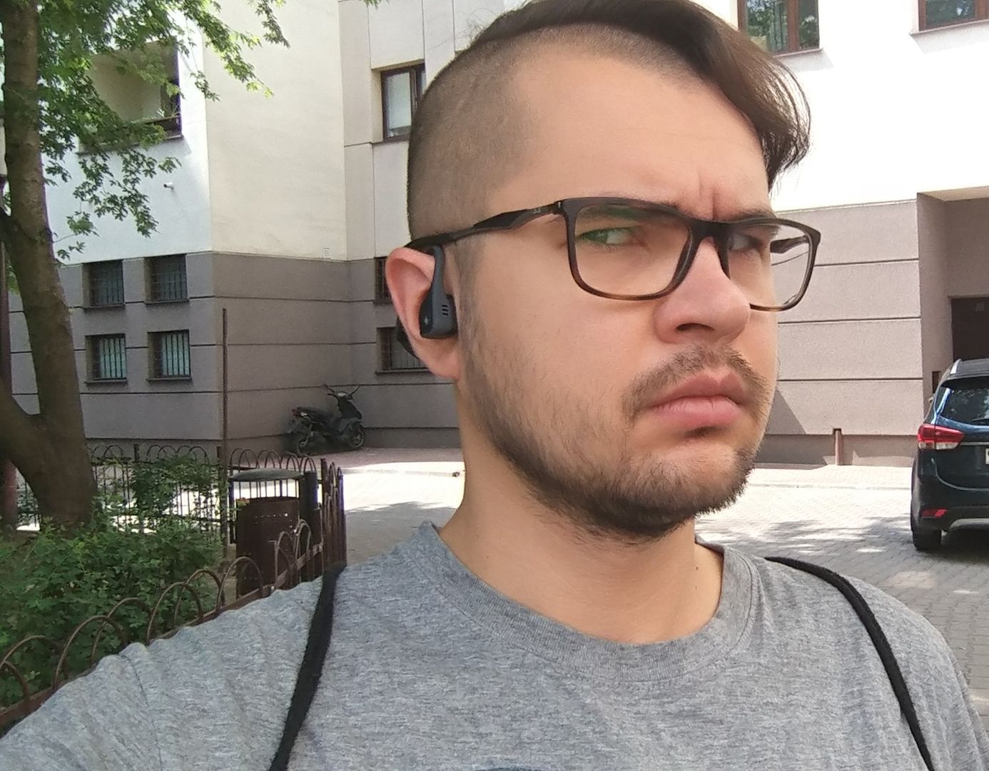 Słuchawki w trakcie użytkowania.