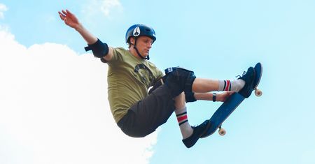3 minuty gameplayu z nowego THPS. Magazyn, szkoła oraz triki i dźwięki, które pamiętam od 20 lat