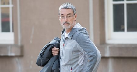 Mężczyzna porzucił chorego na Alzheimera 78-latka. Udawał, że znalazł go przy drodze