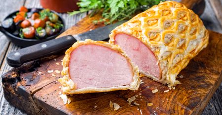 Schab w cieście francuskim z pieczarkami i szynką