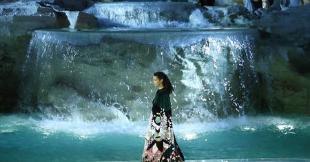 Bella Hadid w kampanii Fendi wiosna-lato 2017