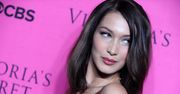 Bella Hadid w lateksie. Odważna sukienka zapiera dech w piersiach