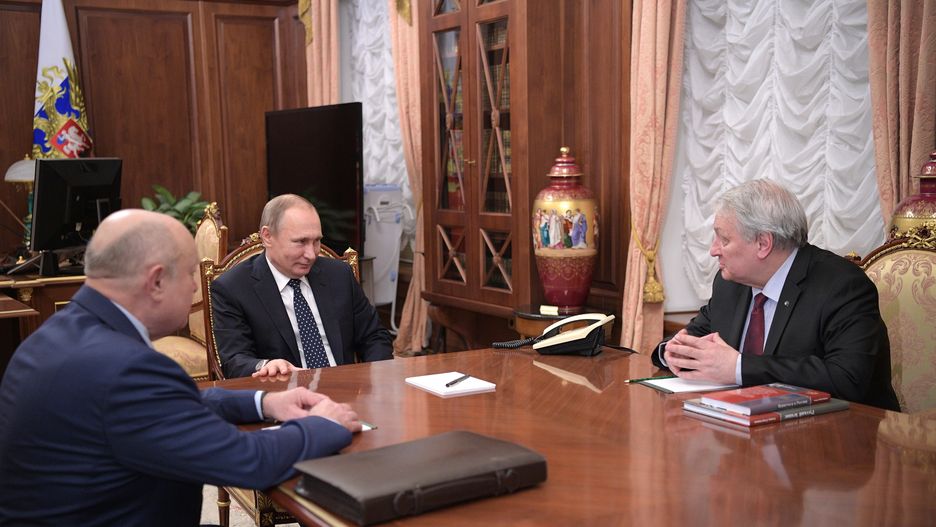 Prezydent Rosji Władimir Putin podczas spotkania z byłym szefem RISI Leonidem Reszetnikowem (po prawej) i obecnym dyrektorem ośrodka Michaiłem Fradkowem (po lewej)