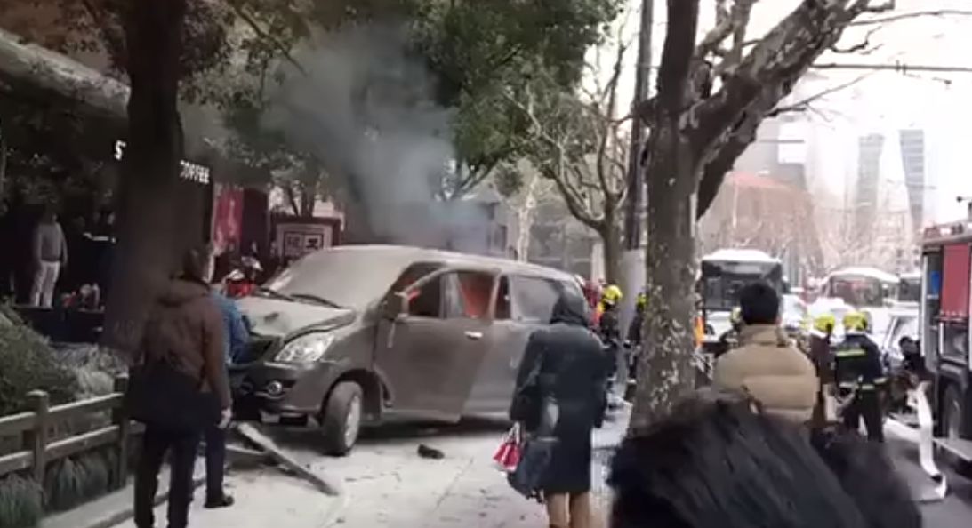 Szanghaj: samochód przewożący butle z gazem wjechał w tłum. 18 rannych