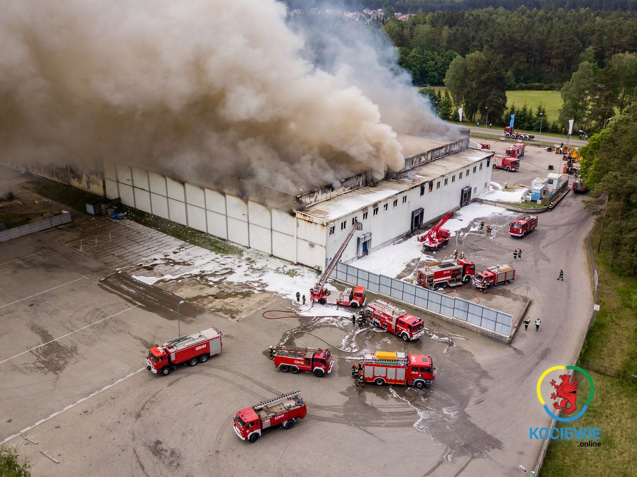 Pożar w Skórczu na Pomorzu. Na miejscu pracują strażacy z 3 województw