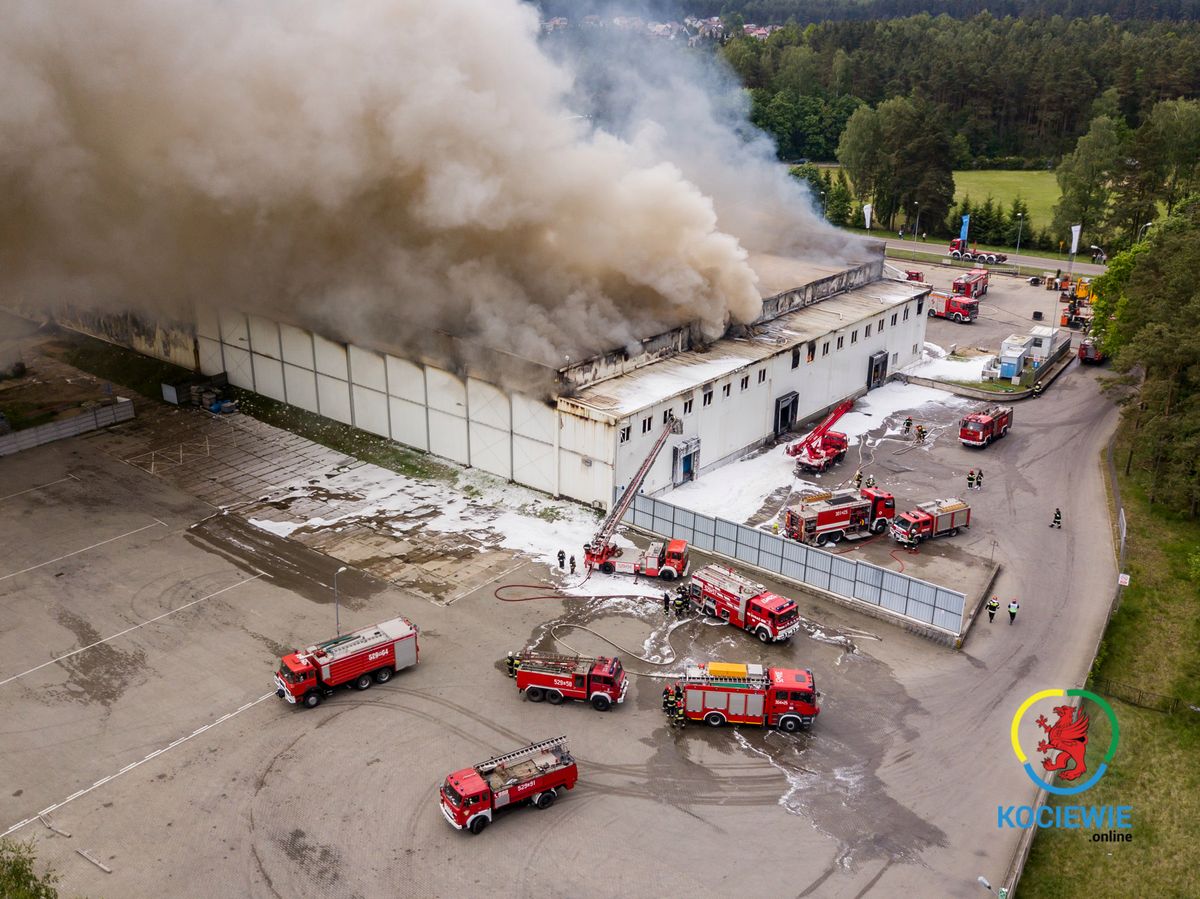 Pożar w Skórczu na Pomorzu. Na miejscu pracują strażacy z 3 województw