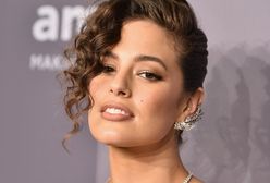 Hiszpański dekolt i głęboki rozporek. Ashley Graham seksowną kreacją kusi na gali