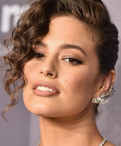 Hiszpański dekolt i głęboki rozporek. Ashley Graham seksowną kreacją kusi na gali