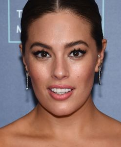 Mała czarna nie musi być nudna. Ashley Graham odczarowuje klasyk