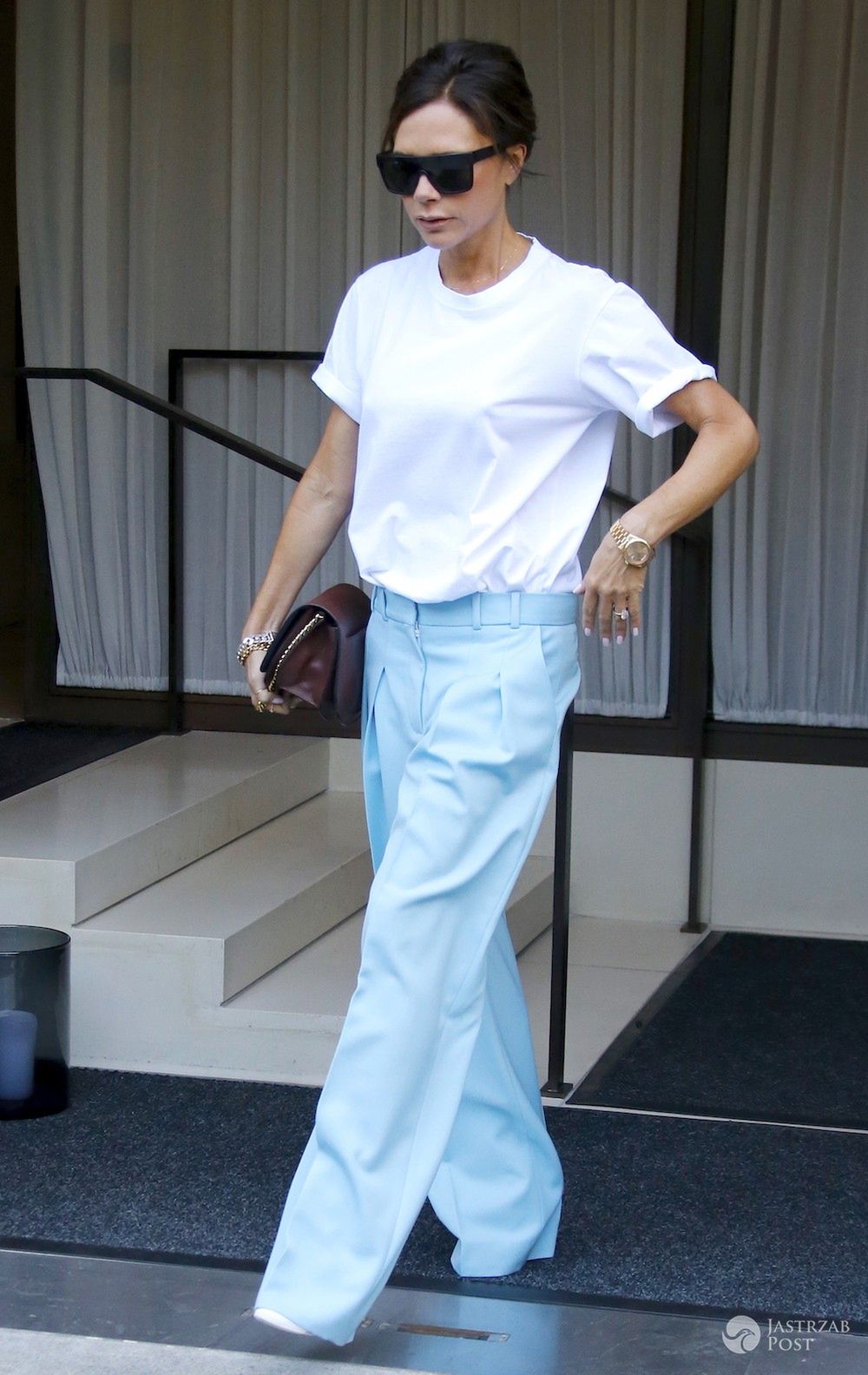 Victoria Beckham w niebieskich spodniach