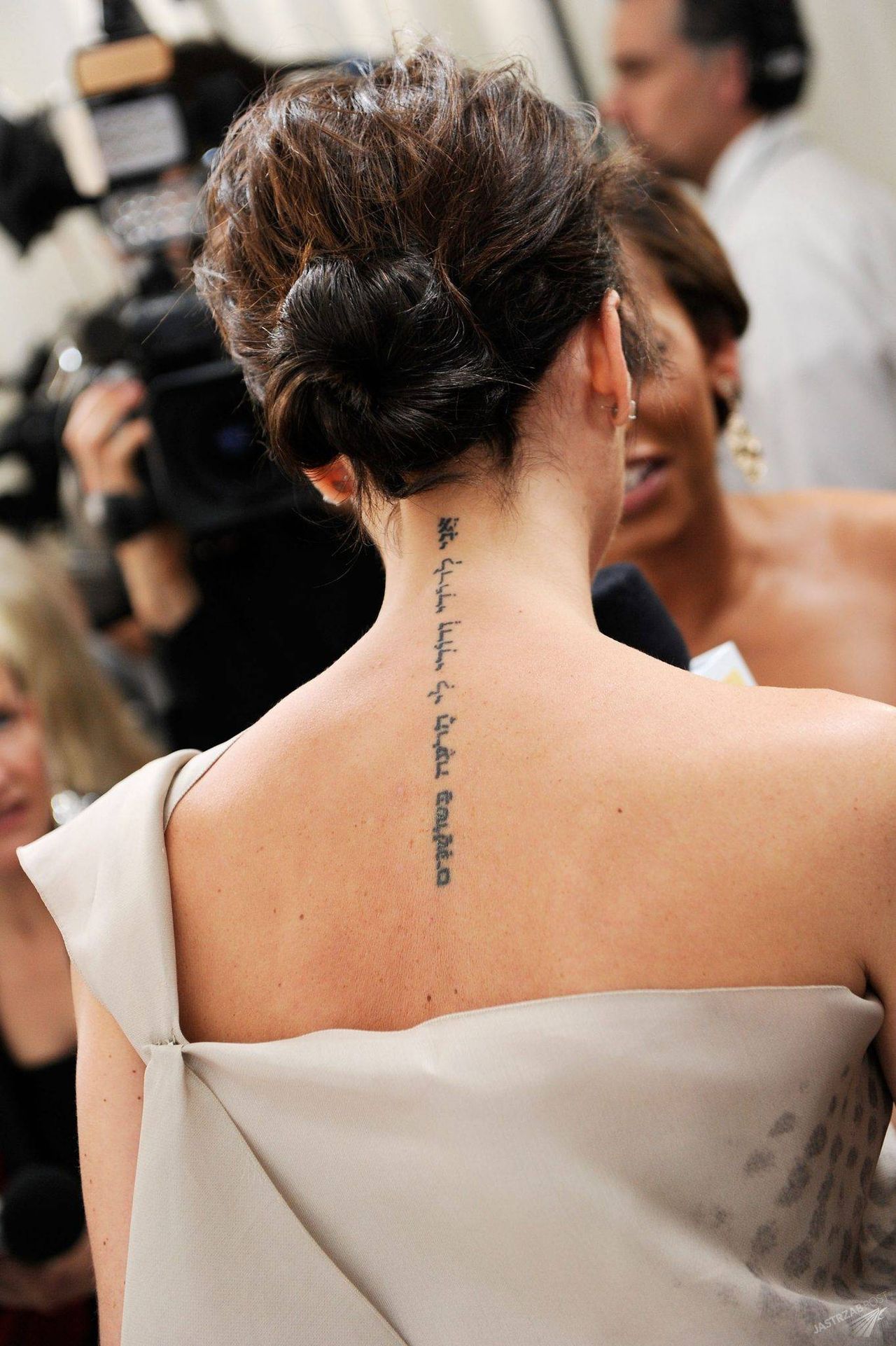 Tatuaż na szyi Victorii Beckham zapisany jest w języku hebrajskim